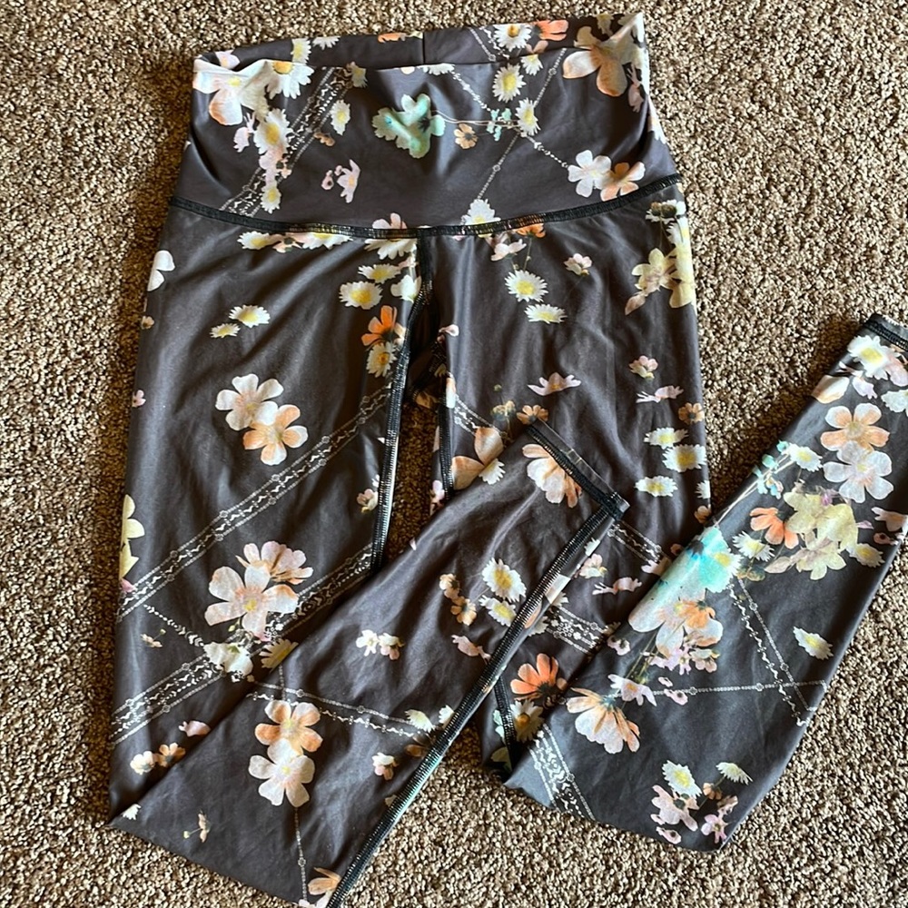 Flower Teeki yoga pants size small